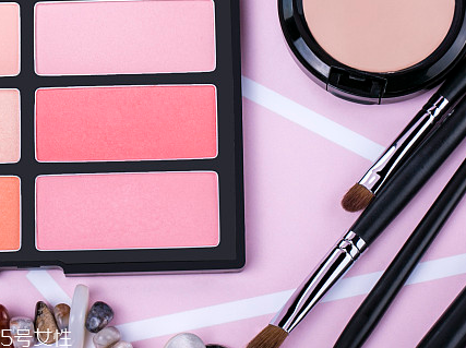 網購卸妝水凍成冰坨，化妝品該怎么保存？