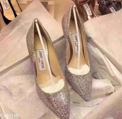 jimmy choo鞋子多少錢？最撩人的高跟鞋代表