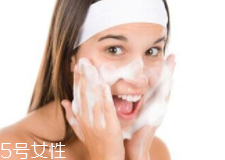 洗臉有白皮怎么回事？洗面奶太強(qiáng)勁
