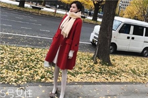 大紅色大衣配什么顏色圍巾好看？六種搭配溫暖冬季