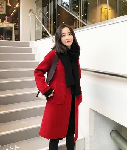 大紅色大衣配什么顏色圍巾好看？六種搭配溫暖冬季