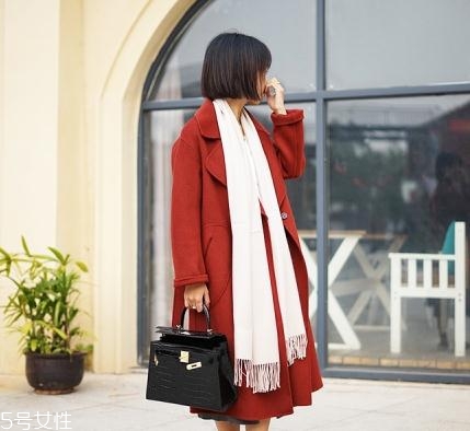 大紅色大衣配什么顏色圍巾好看？六種搭配溫暖冬季