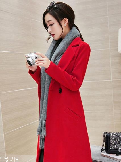 大紅色大衣配什么顏色圍巾好看？六種搭配溫暖冬季