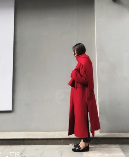 大紅色大衣配什么顏色圍巾好看？六種搭配溫暖冬季