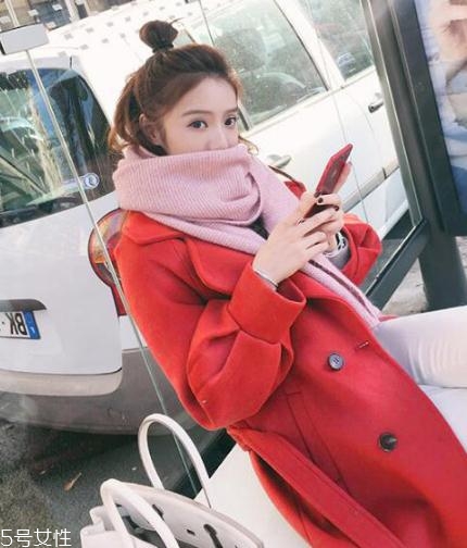 大紅色大衣配什么顏色圍巾好看？六種搭配溫暖冬季