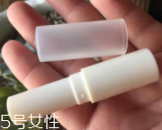 潤唇膏要怎么清潔？用前刮掉一層
