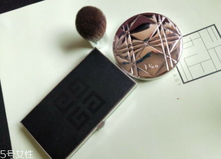 紀梵希和dior迪奧粉餅哪個好？