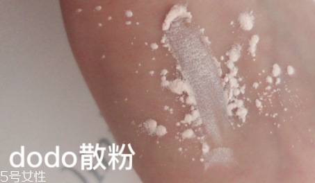 散粉可以直接涂臉上嗎？不建議直接用