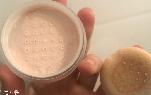 散粉可以補妝和定妝嗎？從散粉的功效來說