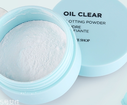 散粉可以補妝和定妝嗎？從散粉的功效來說