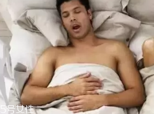 睡覺時流口水是什么?。恳磭乐爻潭?></p><h3>寶寶流口水怎么擦<br/></h3><p>寶寶口水流不停，很容易引發(fā)「口水疹」。媽媽們看了真是又心疼又惡心，每次一看到寶寶口水流下來就馬上拿毛巾去擦掉。然而，「擦」這個動作本身就錯了，不僅不能緩解寶寶的癥狀，還會加重寶寶皮膚的負擔。頻繁地擦拭會使口水流經(jīng)的皮膚受到進一步的刺激，破壞原有的角質(zhì)層，減弱皮膚的屏障作用，使皮膚更容易受病菌侵害。正確的做法是拿干凈的濕毛巾輕沾寶寶口水流經(jīng)的部位。預防和處理「口水疹」，除了要減少刺激，還要記得隔離保濕。如果寶寶下巴的皮膚已經(jīng)發(fā)紅了，可以涂點兒凡士林、羊毛脂等潤膚霜，做好隔離保濕的工作，這樣，寶寶下巴嬌嫩的皮膚就不容易再受傷害啦。</p><p style=