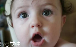 睡覺時流口水是什么?。恳磭乐爻潭?></p><h3>寶寶為什么會流口水</h3><p>1、吞咽功能不完善</p><p>新生兒時期，寶寶的唾液腺還不發(fā)達，分泌的唾液較少，因此寶寶嘴里沒有多余唾液流出。寶寶長到3、4個月大時，唾液腺逐漸發(fā)育成熟，唾液分泌量增加，但吞咽功能還尚不健全，閉唇與吞咽動作不協(xié)調(diào)，所以會經(jīng)常常流口水。</p><p>2、牙齒萌出</p><p>當寶寶長到6、7個月時會開始長牙，牙齒萌出的時候會刺激到口腔內(nèi)神經(jīng)，此時寶寶唾液腺也已發(fā)育成熟，會大量分泌唾液，流口水的現(xiàn)象就會更明顯。</p><p>3、食用含淀粉食物</p><p>寶寶在添加輔食后，輔食中的淀粉也會刺激唾液分泌（唾液里主要是淀粉酶），使口水明顯增多。</p><p>4、刺激口腔</p><p>還有很多寶寶喜歡吮吸手指，手指刺激口腔，也會增加唾液腺的分泌，再加上寶寶的口腔很小、又很淺，吞咽功能也不完善，還不會咽口水，口水就會漸漸“泛濫”。</p><p>這些都屬于生理性的流口水。一般來說，生理性的流口水會隨著寶寶的生長發(fā)育會自然消失，只要做好護理工作，無需過于擔心。</p><p style=