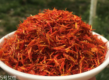 紅花泡腳一次放多少？從小劑量開始