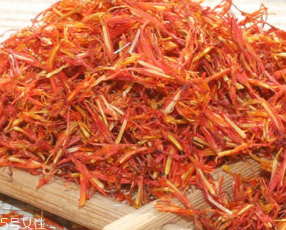 紅花泡腳可以天天泡嗎？建議一周1-2次為宜