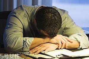 熬夜有哪些風(fēng)險(xiǎn)？小心造成慢性自殺