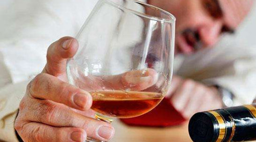 喝酒時(shí)不能吃什么？這四種食物千萬別吃