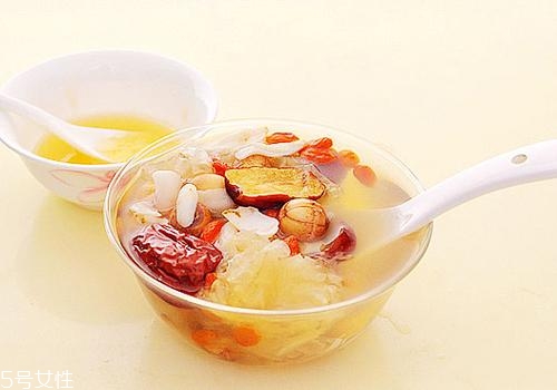 銀耳蓮子湯什么時(shí)候喝最好？時(shí)間上有講究