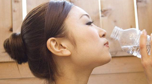 哪些病癥不能多喝熱水？這三類(lèi)人絕對(duì)不能喝熱水