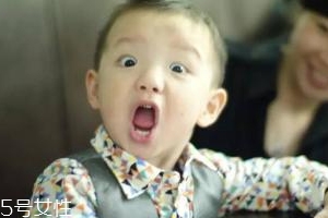 熊孩子往輸液瓶里注臟水 熊孩子怎么管教？