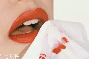 潤唇膏要怎么清潔？用前刮掉一層