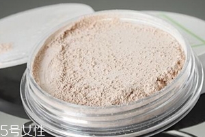 散粉取粉用什么好？粉撲和化妝刷要配合使用