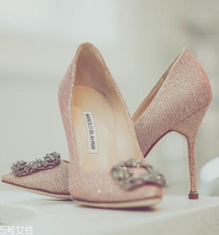 manolo blahnik是哪個國家的牌子？女星們的紅毯指定用鞋