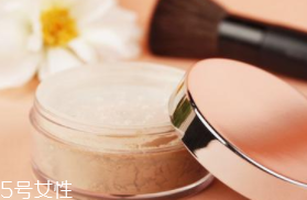散粉取粉用什么好？粉撲和化妝刷要配合使用