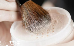 散粉取粉用什么好？粉撲和化妝刷要配合使用