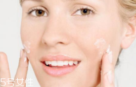 封閉性粉刺的發(fā)病機制是什么？角質層太厚