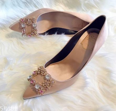 roger vivier是哪個(gè)國(guó)家的牌子？方扣鞋里的經(jīng)典之作