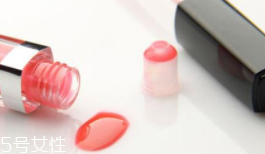 涂唇釉為什么不能抿嘴？沒干之前抿嘴會殘妝