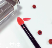 涂唇釉為什么不能抿嘴？沒干之前抿嘴會殘妝