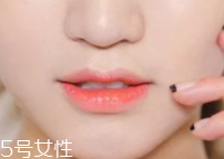 唇釉如何打造咬唇妝？掌握這個(gè)步驟就可以