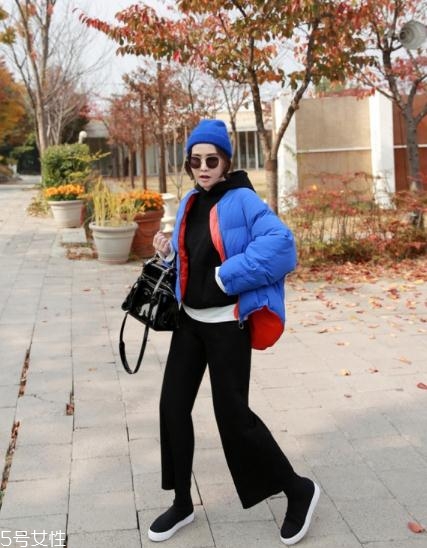 藍(lán)色羽絨服怎么搭配？打破冬日的沉悶感