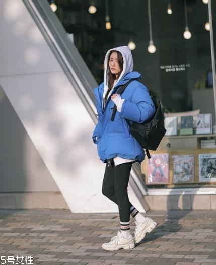 藍(lán)色羽絨服怎么搭配？打破冬日的沉悶感