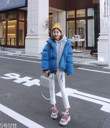 藍(lán)色羽絨服怎么搭配？打破冬日的沉悶感