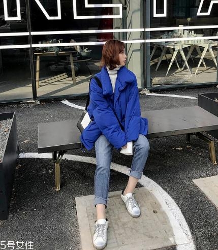 藍(lán)色羽絨服怎么搭配？打破冬日的沉悶感