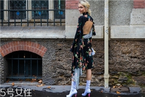 襪子靴配什么衣服好看？承包你一整年的時(shí)髦