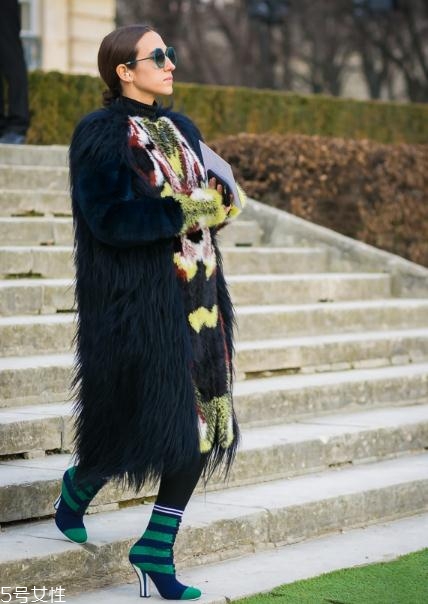 襪子靴配什么衣服好看？承包你一整年的時(shí)髦