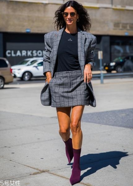 襪子靴配什么衣服好看？承包你一整年的時(shí)髦