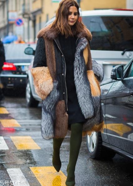 襪子靴配什么衣服好看？承包你一整年的時(shí)髦