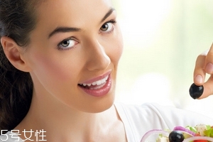 按這五個穴位越活越年輕 抗衰老的黃金穴位有哪些 按這五個穴位越活越年輕 抗衰老的黃金穴位有哪些