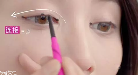 怎樣減少畫眼線的傷害？新手畫眼線的技巧圖解