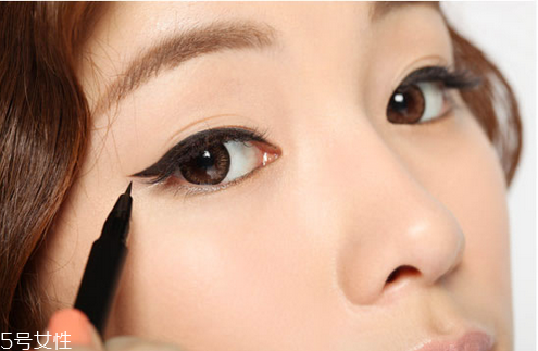 眼線筆什么顏色好看？眼線液的畫法步驟