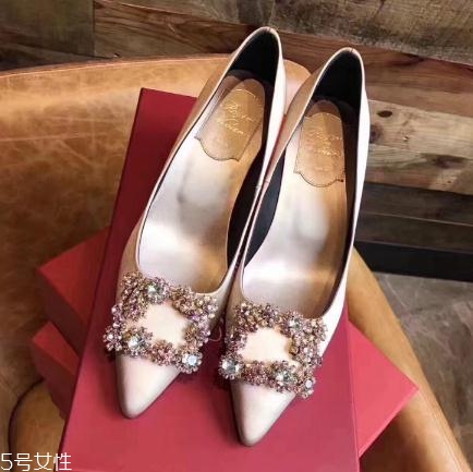 roger vivier鞋子磨腳嗎？時尚界人手一雙的方扣鞋
