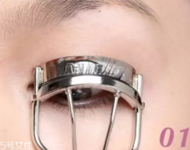睫毛夾可以不涂睫毛膏嗎？