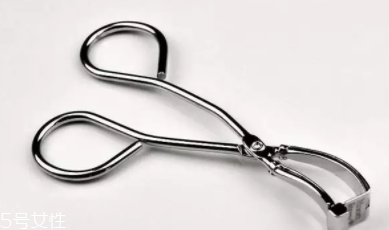 睫毛夾可以不涂睫毛膏嗎？