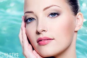 美白精華只能晚上用嗎？白天要做好防曬