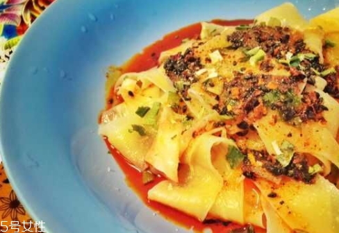 阿寬紅油面皮泡不爛 里面含有膠？