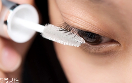 睫毛增長(zhǎng)液會(huì)長(zhǎng)脂肪粒嗎？不要適得其反